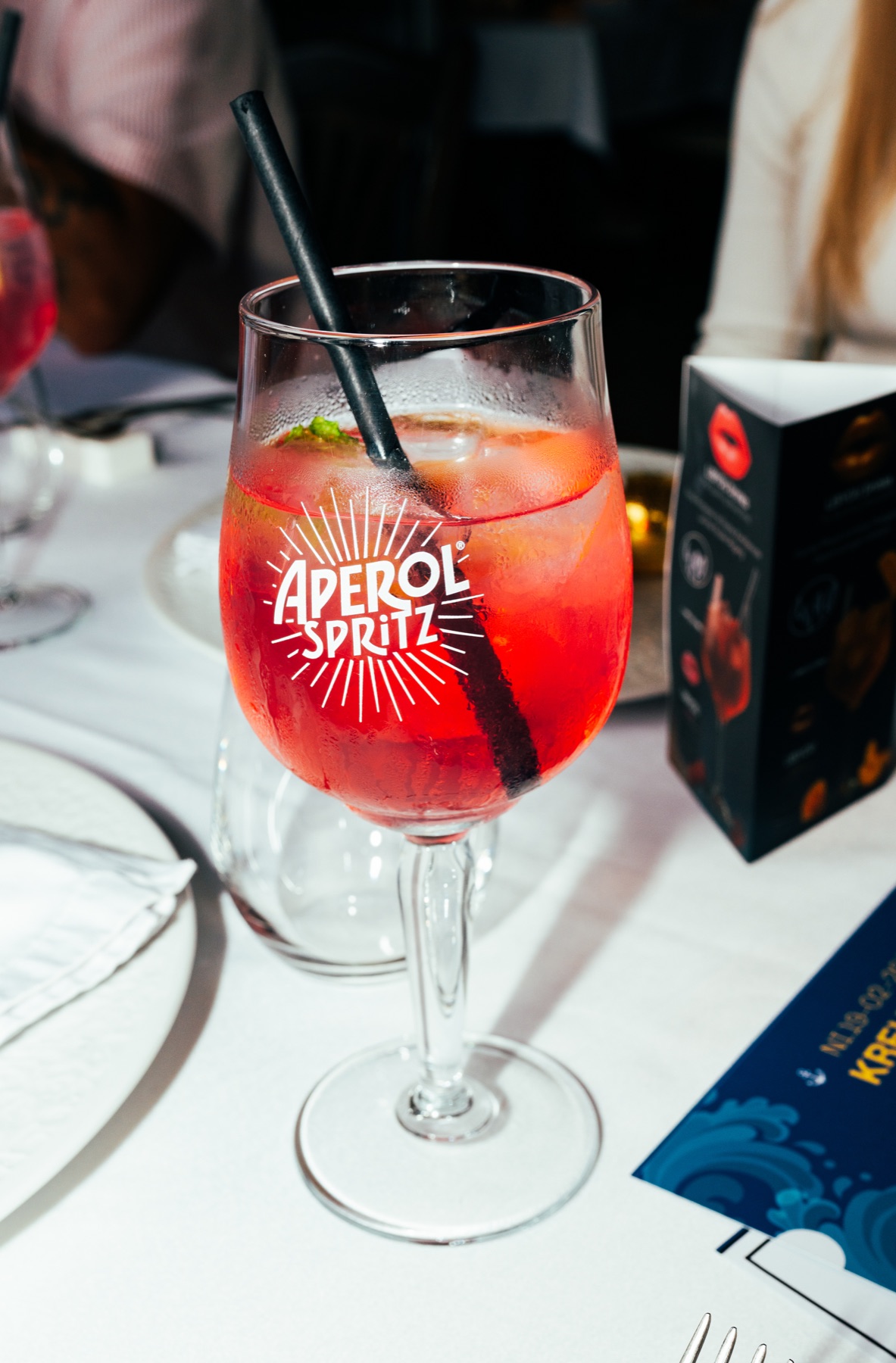 Aperitif im Glas auf einem eingedeckten Tisch