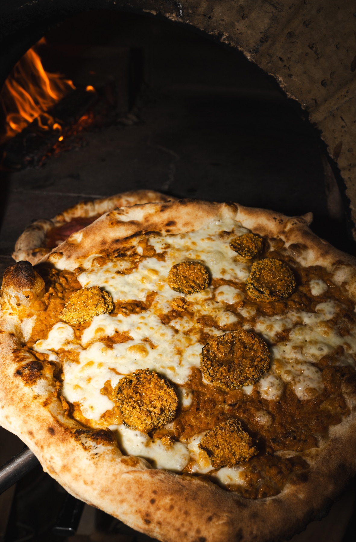 Frisch gebackene Pizza vor dem lodernden Holzofen bei Ristorante Nonna Iolanda