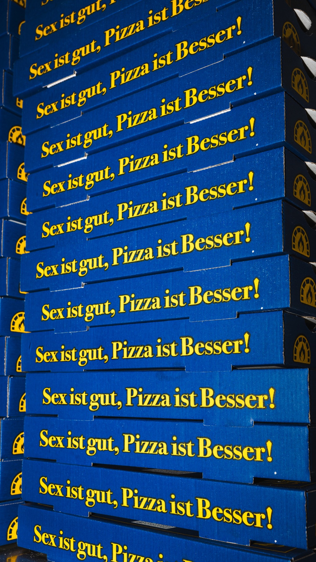 Gestapelte blaue Pizzakartons von Nonna Iolanda