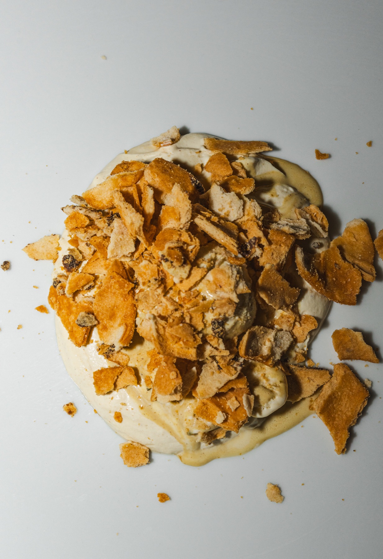 Cremiges Dessert mit knusprigen Splittern von oben fotografiert