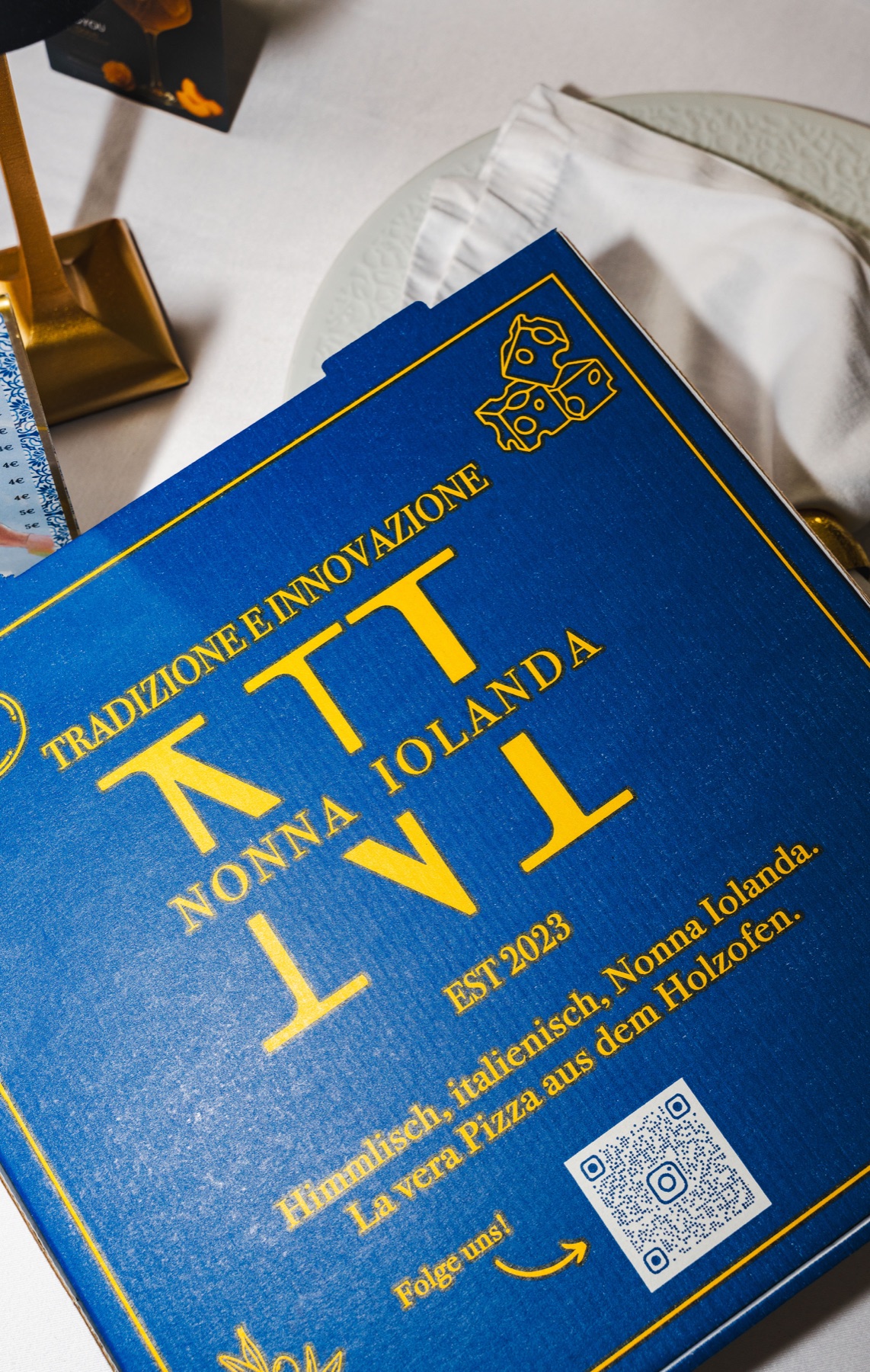 Blauer Pizzakarton von Nonna Iolanda mit goldenem Schriftzug