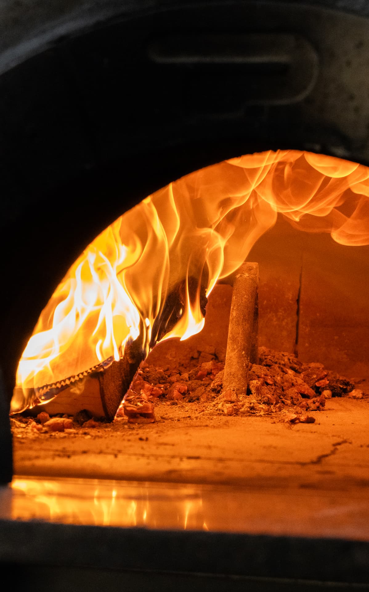 Loderndes Feuer im Holzofen des Ristorante Nonna Iolanda