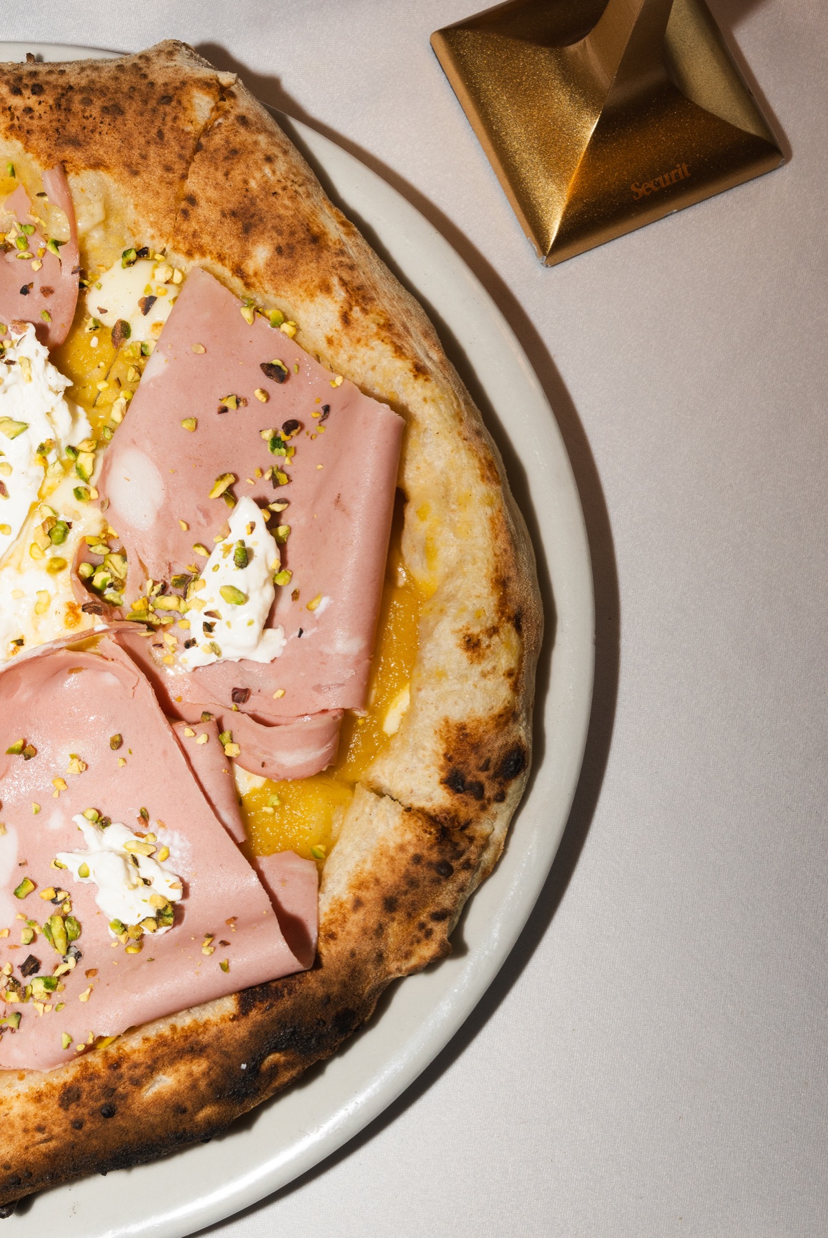 Pizza aus dem Holzofen bei Nonna Iolanda