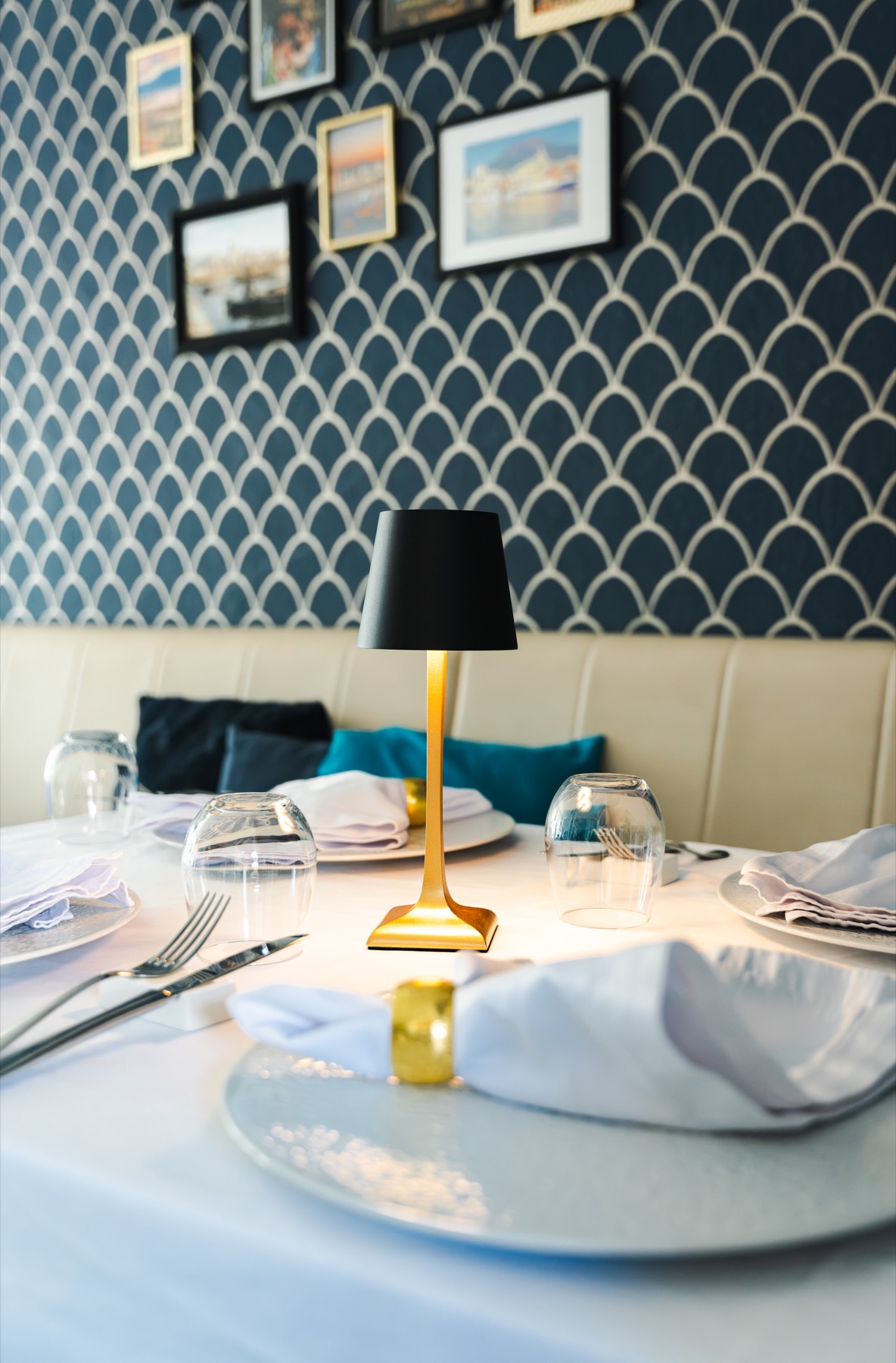 Eingedeckter Tisch vor der blau gemusterten Wand im Ristorante Nonna Iolanda